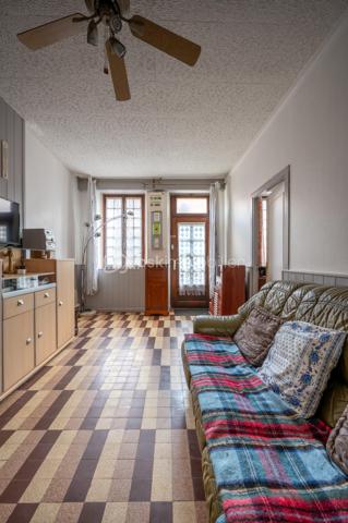 Vous recherchez une maison avec 3 chambres, jardin et garage à Valençay, pour votre résidence principale ou un premier achat ?

Cette charmante maison ancienne d'environ 80 m² habitables, située dans le quartier historique des Templiers, offre une configuration particulièrement intéressante avec 3 chambres dont une au rez-de-chaussée, un jardin clos et arboré d'environ 430 m² et un garage.
Une maison fonctionnelle et pleine de charme

Le rez-de-chaussée se compose d'un séjour, d'une cuisine fonctionnelle ouvrant sur une véranda et d'une chambre au rez-de-chaussée, un véritable atout pour une vie de plain-pied partielle ou pour recevoir. D'une salle d'eau récente avec wc.
À l'étage, vous trouverez deux chambres supplémentaires.
Une terrasse à l'étage permet également de profiter d'une vue dégagée.
Un jardin de 430 m² et un garage
À l'extérieur, vous profiterez d'un jardin clos et arboré d'environ 430 m², idéal pour les repas en extérieur, les loisirs ou simplement profiter des beaux jours.
Un garage attenant complète le bien.