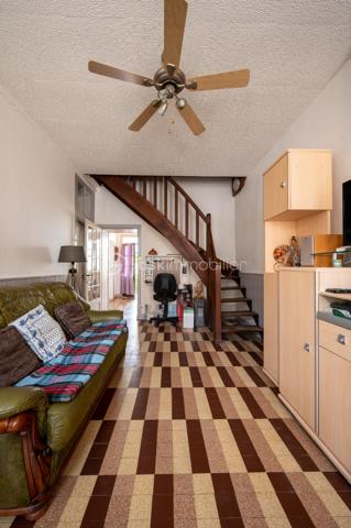 Vous recherchez une maison avec 3 chambres, jardin et garage à Valençay, pour votre résidence principale ou un premier achat ?

Cette charmante maison ancienne d'environ 80 m² habitables, située dans le quartier historique des Templiers, offre une configuration particulièrement intéressante avec 3 chambres dont une au rez-de-chaussée, un jardin clos et arboré d'environ 430 m² et un garage.
Une maison fonctionnelle et pleine de charme

Le rez-de-chaussée se compose d'un séjour, d'une cuisine fonctionnelle ouvrant sur une véranda et d'une chambre au rez-de-chaussée, un véritable atout pour une vie de plain-pied partielle ou pour recevoir. D'une salle d'eau récente avec wc.
À l'étage, vous trouverez deux chambres supplémentaires.
Une terrasse à l'étage permet également de profiter d'une vue dégagée.
Un jardin de 430 m² et un garage
À l'extérieur, vous profiterez d'un jardin clos et arboré d'environ 430 m², idéal pour les repas en extérieur, les loisirs ou simplement profiter des beaux jours.
Un garage attenant complète le bien.