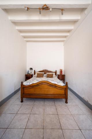 Vous recherchez une maison avec 3 chambres, jardin et garage à Valençay, pour votre résidence principale ou un premier achat ?

Cette charmante maison ancienne d'environ 80 m² habitables, située dans le quartier historique des Templiers, offre une configuration particulièrement intéressante avec 3 chambres dont une au rez-de-chaussée, un jardin clos et arboré d'environ 430 m² et un garage.
Une maison fonctionnelle et pleine de charme

Le rez-de-chaussée se compose d'un séjour, d'une cuisine fonctionnelle ouvrant sur une véranda et d'une chambre au rez-de-chaussée, un véritable atout pour une vie de plain-pied partielle ou pour recevoir. D'une salle d'eau récente avec wc.
À l'étage, vous trouverez deux chambres supplémentaires.
Une terrasse à l'étage permet également de profiter d'une vue dégagée.
Un jardin de 430 m² et un garage
À l'extérieur, vous profiterez d'un jardin clos et arboré d'environ 430 m², idéal pour les repas en extérieur, les loisirs ou simplement profiter des beaux jours.
Un garage attenant complète le bien.