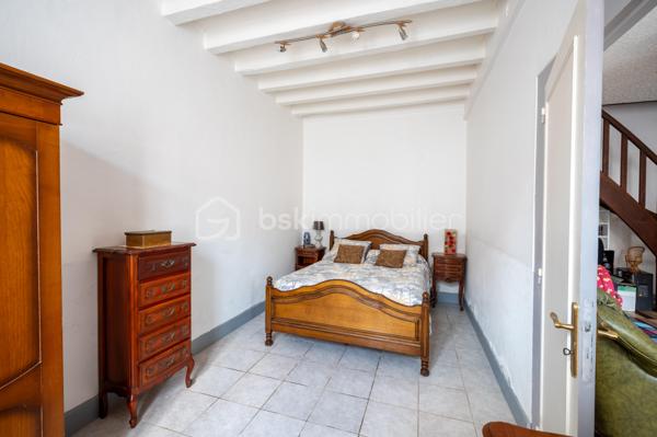 Vous recherchez une maison avec 3 chambres, jardin et garage à Valençay, pour votre résidence principale ou un premier achat ?

Cette charmante maison ancienne d'environ 80 m² habitables, située dans le quartier historique des Templiers, offre une configuration particulièrement intéressante avec 3 chambres dont une au rez-de-chaussée, un jardin clos et arboré d'environ 430 m² et un garage.
Une maison fonctionnelle et pleine de charme

Le rez-de-chaussée se compose d'un séjour, d'une cuisine fonctionnelle ouvrant sur une véranda et d'une chambre au rez-de-chaussée, un véritable atout pour une vie de plain-pied partielle ou pour recevoir. D'une salle d'eau récente avec wc.
À l'étage, vous trouverez deux chambres supplémentaires.
Une terrasse à l'étage permet également de profiter d'une vue dégagée.
Un jardin de 430 m² et un garage
À l'extérieur, vous profiterez d'un jardin clos et arboré d'environ 430 m², idéal pour les repas en extérieur, les loisirs ou simplement profiter des beaux jours.
Un garage attenant complète le bien.