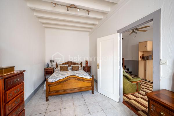 Vous recherchez une maison avec 3 chambres, jardin et garage à Valençay, pour votre résidence principale ou un premier achat ?

Cette charmante maison ancienne d'environ 80 m² habitables, située dans le quartier historique des Templiers, offre une configuration particulièrement intéressante avec 3 chambres dont une au rez-de-chaussée, un jardin clos et arboré d'environ 430 m² et un garage.
Une maison fonctionnelle et pleine de charme

Le rez-de-chaussée se compose d'un séjour, d'une cuisine fonctionnelle ouvrant sur une véranda et d'une chambre au rez-de-chaussée, un véritable atout pour une vie de plain-pied partielle ou pour recevoir. D'une salle d'eau récente avec wc.
À l'étage, vous trouverez deux chambres supplémentaires.
Une terrasse à l'étage permet également de profiter d'une vue dégagée.
Un jardin de 430 m² et un garage
À l'extérieur, vous profiterez d'un jardin clos et arboré d'environ 430 m², idéal pour les repas en extérieur, les loisirs ou simplement profiter des beaux jours.
Un garage attenant complète le bien.
