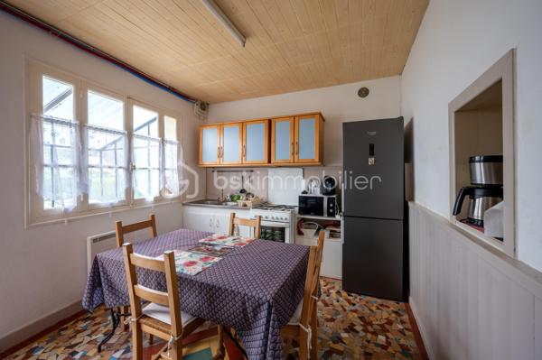 Vous recherchez une maison avec 3 chambres, jardin et garage à Valençay, pour votre résidence principale ou un premier achat ?

Cette charmante maison ancienne d'environ 80 m² habitables, située dans le quartier historique des Templiers, offre une configuration particulièrement intéressante avec 3 chambres dont une au rez-de-chaussée, un jardin clos et arboré d'environ 430 m² et un garage.
Une maison fonctionnelle et pleine de charme

Le rez-de-chaussée se compose d'un séjour, d'une cuisine fonctionnelle ouvrant sur une véranda et d'une chambre au rez-de-chaussée, un véritable atout pour une vie de plain-pied partielle ou pour recevoir. D'une salle d'eau récente avec wc.
À l'étage, vous trouverez deux chambres supplémentaires.
Une terrasse à l'étage permet également de profiter d'une vue dégagée.
Un jardin de 430 m² et un garage
À l'extérieur, vous profiterez d'un jardin clos et arboré d'environ 430 m², idéal pour les repas en extérieur, les loisirs ou simplement profiter des beaux jours.
Un garage attenant complète le bien.
