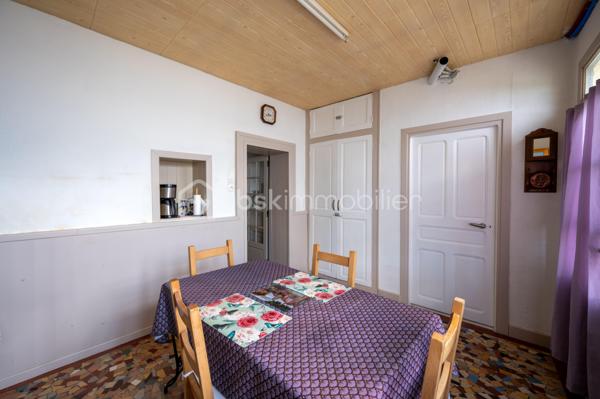 Vous recherchez une maison avec 3 chambres, jardin et garage à Valençay, pour votre résidence principale ou un premier achat ?

Cette charmante maison ancienne d'environ 80 m² habitables, située dans le quartier historique des Templiers, offre une configuration particulièrement intéressante avec 3 chambres dont une au rez-de-chaussée, un jardin clos et arboré d'environ 430 m² et un garage.
Une maison fonctionnelle et pleine de charme

Le rez-de-chaussée se compose d'un séjour, d'une cuisine fonctionnelle ouvrant sur une véranda et d'une chambre au rez-de-chaussée, un véritable atout pour une vie de plain-pied partielle ou pour recevoir. D'une salle d'eau récente avec wc.
À l'étage, vous trouverez deux chambres supplémentaires.
Une terrasse à l'étage permet également de profiter d'une vue dégagée.
Un jardin de 430 m² et un garage
À l'extérieur, vous profiterez d'un jardin clos et arboré d'environ 430 m², idéal pour les repas en extérieur, les loisirs ou simplement profiter des beaux jours.
Un garage attenant complète le bien.