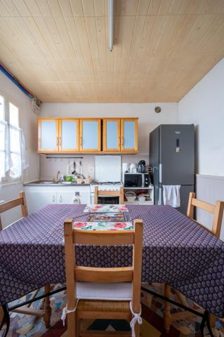 Vous recherchez une maison avec 3 chambres, jardin et garage à Valençay, pour votre résidence principale ou un premier achat ?

Cette charmante maison ancienne d'environ 80 m² habitables, située dans le quartier historique des Templiers, offre une configuration particulièrement intéressante avec 3 chambres dont une au rez-de-chaussée, un jardin clos et arboré d'environ 430 m² et un garage.
Une maison fonctionnelle et pleine de charme

Le rez-de-chaussée se compose d'un séjour, d'une cuisine fonctionnelle ouvrant sur une véranda et d'une chambre au rez-de-chaussée, un véritable atout pour une vie de plain-pied partielle ou pour recevoir. D'une salle d'eau récente avec wc.
À l'étage, vous trouverez deux chambres supplémentaires.
Une terrasse à l'étage permet également de profiter d'une vue dégagée.
Un jardin de 430 m² et un garage
À l'extérieur, vous profiterez d'un jardin clos et arboré d'environ 430 m², idéal pour les repas en extérieur, les loisirs ou simplement profiter des beaux jours.
Un garage attenant complète le bien.
