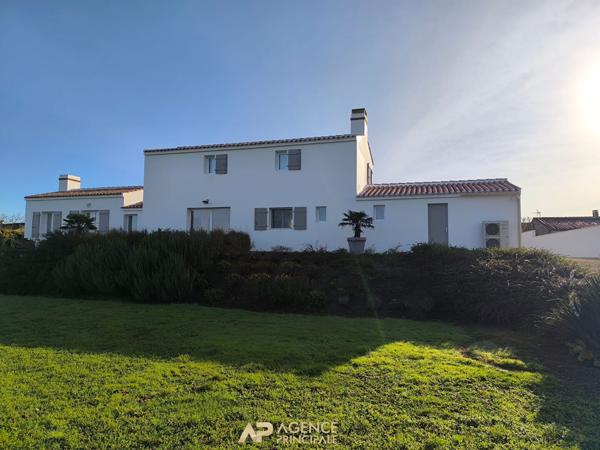 Maison d'architecte située à 25 min de La Rochelle 493 000 € **  - Référence  FBD725