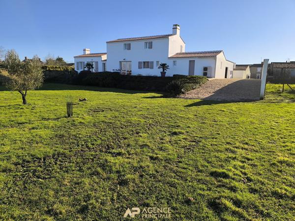 Maison d'architecte située à 25 min de La Rochelle 493 000 € **  - Référence  FBD725