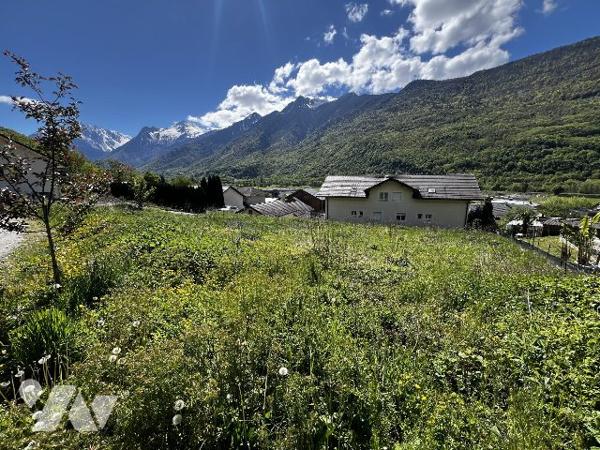 Terrain constructible plat viabilisé exposé plein sud de 890m².