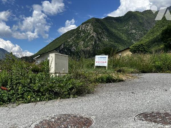 Terrain constructible plat viabilisé exposé plein sud de 890m².