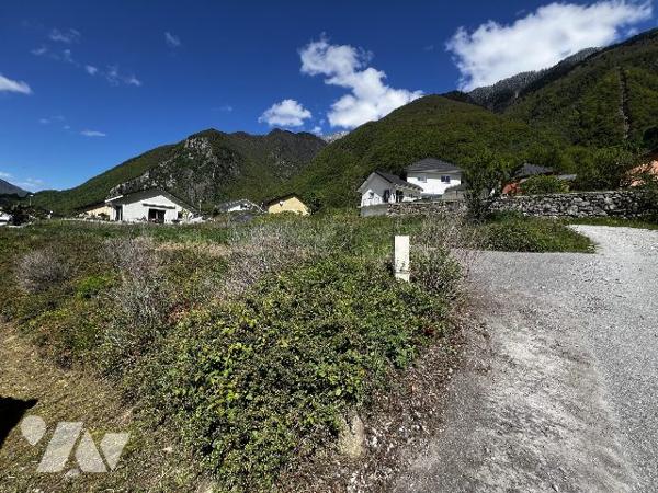 Terrain constructible plat viabilisé exposé plein sud de 890m².