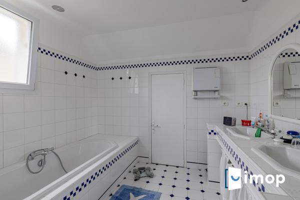 Grande maison avec extérieur