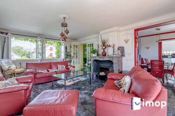 Grande maison avec extérieur