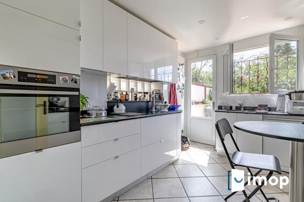 Grande maison avec extérieur