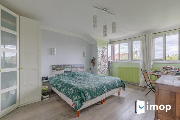 Grande maison avec extérieur