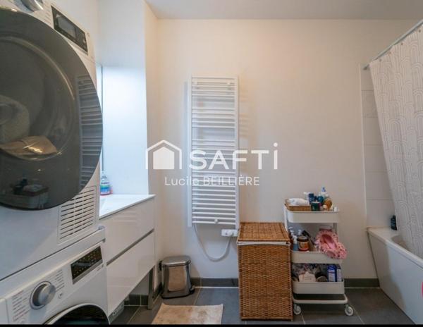 Idéal pour investisseur : T3 de 64 m2 vendu loué , dans un immeuble sécurisé, récent , à une minute de la gare RER E du chenay-Gagny