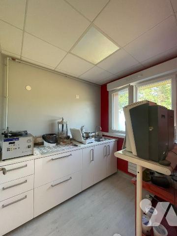 A ACHETER sur la ville de NOGENT LE ROTROU

Local professionnel fonctionnel et parfaitement a...