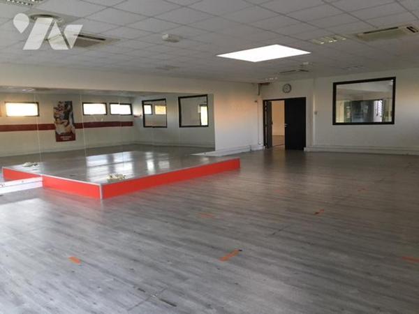SABLE SUR SARTHE BATIMENT COMMERCIAL 900 M² + PARKING Réf : CC1369