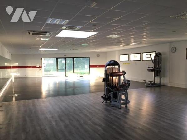 SABLE SUR SARTHE BATIMENT COMMERCIAL 900 M² + PARKING Réf : CC1369