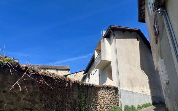 Maison à vendre    3 pièces •  Rochechouart