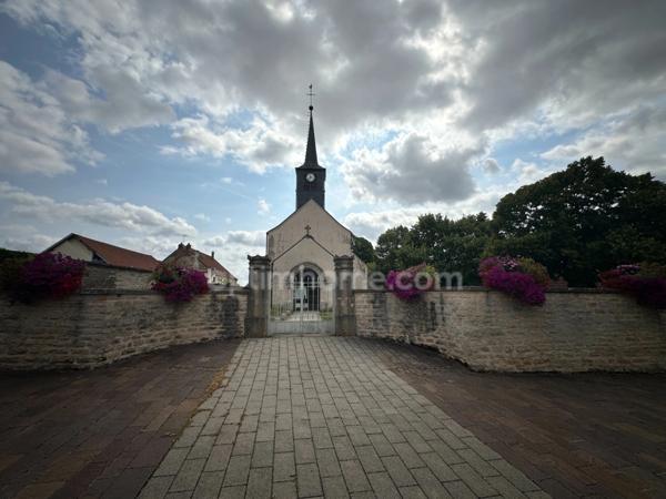 Maison Bourguignonne type Longère – Bourg historique de Saint-Apollinaire – Charme & Potentiel 120 m² habitables – 7 pièces – 4 chambres – Terrain arboré avec dépendances