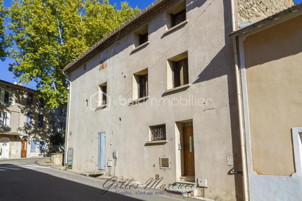 Réparti sur trois niveaux, ce bien de 88 m² offre une configuration intéressante et de nombreuses possibilités d’aménagement.

Au premier étage, vous découvrirez un espace de vie convivial composé d’un salon et d’une cuisine, prolongé par un balcon.
Le deuxième étage accueille l’espace nuit, comprenant trois chambres, une salle de bains et un WC indépendant.
Des travaux de rafraîchissement sont à prévoir, offrant l’opportunité de remettre les lieux au goût du jour et de les personnaliser selon vos envies.
Que ce soit pour une résidence principale, un pied-à-terre ou un investissement locatif, ce bien offre un potentiel à découvrir.

Contactez-moi pour plus d’informations ou pour organiser une visite.