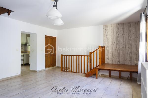 Réparti sur trois niveaux, ce bien de 88 m² offre une configuration intéressante et de nombreuses possibilités d’aménagement.

Au premier étage, vous découvrirez un espace de vie convivial composé d’un salon et d’une cuisine, prolongé par un balcon.
Le deuxième étage accueille l’espace nuit, comprenant trois chambres, une salle de bains et un WC indépendant.
Des travaux de rafraîchissement sont à prévoir, offrant l’opportunité de remettre les lieux au goût du jour et de les personnaliser selon vos envies.
Que ce soit pour une résidence principale, un pied-à-terre ou un investissement locatif, ce bien offre un potentiel à découvrir.

Contactez-moi pour plus d’informations ou pour organiser une visite.