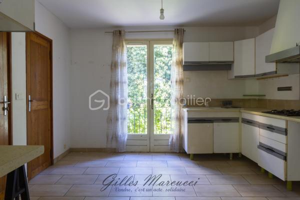 Réparti sur trois niveaux, ce bien de 88 m² offre une configuration intéressante et de nombreuses possibilités d’aménagement.

Au premier étage, vous découvrirez un espace de vie convivial composé d’un salon et d’une cuisine, prolongé par un balcon.
Le deuxième étage accueille l’espace nuit, comprenant trois chambres, une salle de bains et un WC indépendant.
Des travaux de rafraîchissement sont à prévoir, offrant l’opportunité de remettre les lieux au goût du jour et de les personnaliser selon vos envies.
Que ce soit pour une résidence principale, un pied-à-terre ou un investissement locatif, ce bien offre un potentiel à découvrir.

Contactez-moi pour plus d’informations ou pour organiser une visite.
