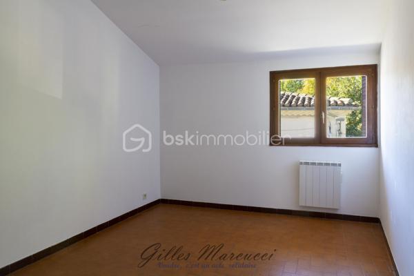 Réparti sur trois niveaux, ce bien de 88 m² offre une configuration intéressante et de nombreuses possibilités d’aménagement.

Au premier étage, vous découvrirez un espace de vie convivial composé d’un salon et d’une cuisine, prolongé par un balcon.
Le deuxième étage accueille l’espace nuit, comprenant trois chambres, une salle de bains et un WC indépendant.
Des travaux de rafraîchissement sont à prévoir, offrant l’opportunité de remettre les lieux au goût du jour et de les personnaliser selon vos envies.
Que ce soit pour une résidence principale, un pied-à-terre ou un investissement locatif, ce bien offre un potentiel à découvrir.

Contactez-moi pour plus d’informations ou pour organiser une visite.