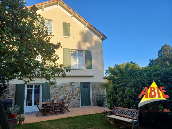 Maison  6 pièce(s)  3 chambre(s)  145 m²