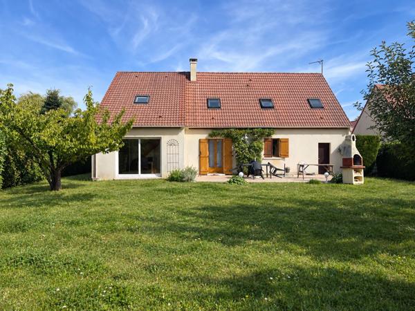Maison familiale 5 chambres, 980 m² de jardin.