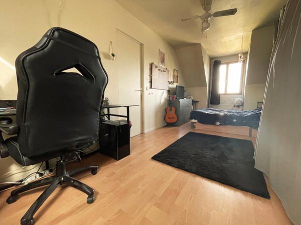 Maison familiale 5 chambres, 980 m² de jardin.