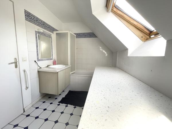 Maison familiale 5 chambres, 980 m² de jardin.