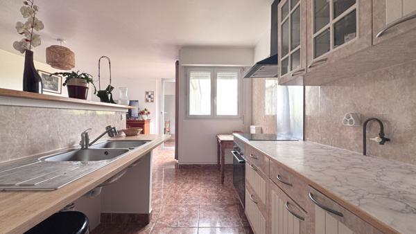 Lumineux F5 de 95 m² en dernier étage avec balcon et parking
