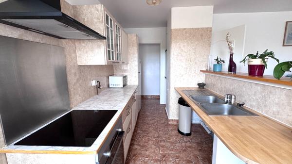 Lumineux F5 de 95 m² en dernier étage avec balcon et parking
