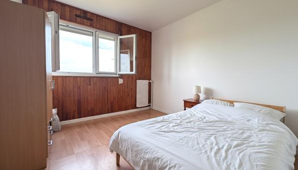 Lumineux F5 de 95 m² en dernier étage avec balcon et parking