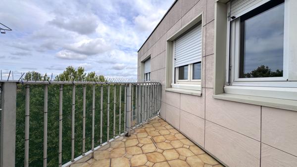 Lumineux F5 de 95 m² en dernier étage avec balcon et parking