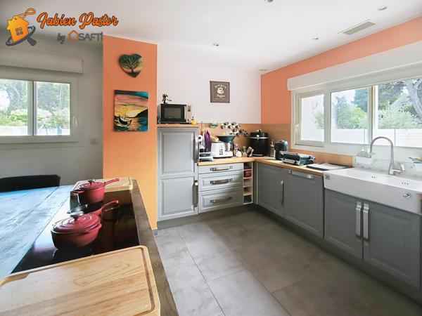 Villa plain pied, 4 faces, piscine, dépendances