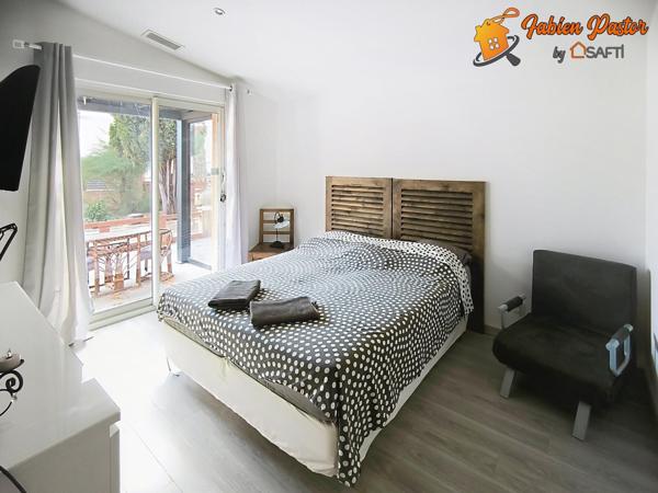 Villa plain pied, 4 faces, piscine, dépendances