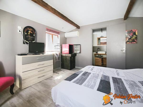 Villa plain pied, 4 faces, piscine, dépendances