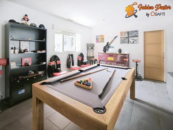 Villa plain pied, 4 faces, piscine, dépendances