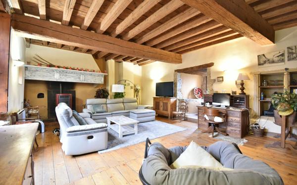 Maison à vendre    4 pièces •  Pérouges