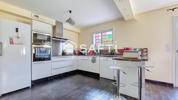 VILLA de 2012 - proche village et plages