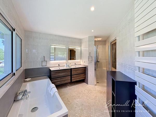 BADEN · Propriété d'exception avec vue panoramique · Piscine miroir et jacuzzi