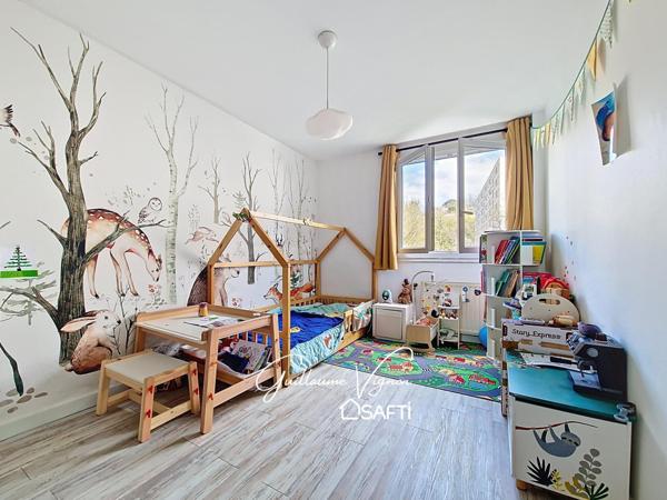 T4 traversant en bon état avec terrasse