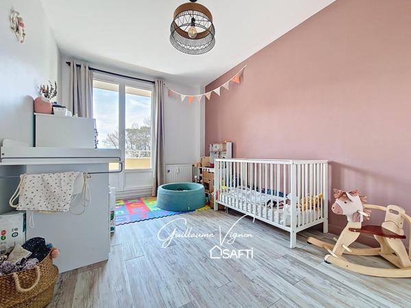 T4 traversant en bon état avec terrasse