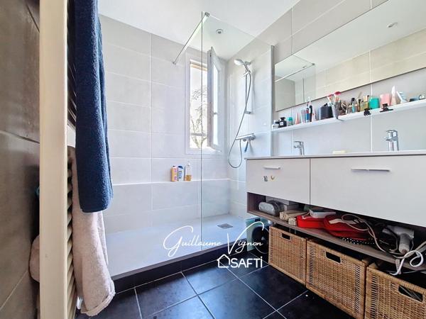 T4 traversant en bon état avec terrasse