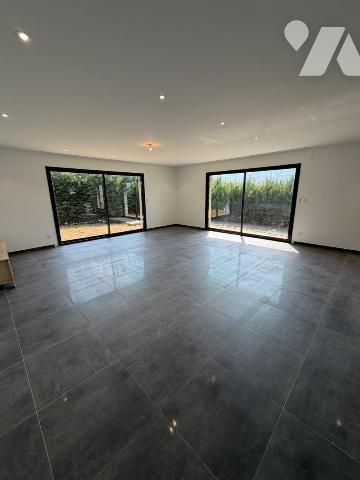 SEYSSEL (74) - MAISON CONTEMPORAINE - 3 CHAMBRES - SUITE PARENTALE - GARAGE - JARDIN

Située ...