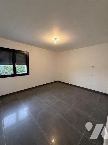 SEYSSEL (74) - MAISON CONTEMPORAINE - 3 CHAMBRES - SUITE PARENTALE - GARAGE - JARDIN

Située ...