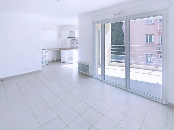 Grasse – T2 lumineux 48m², parking inclus, construction 2015