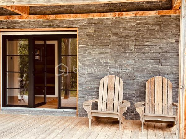Luxe, authenticité et art de vivre au cœur du Parc National du Mercantour
Nichée dans le prestigieux Val d’Allos, entre les stations de sports d’hiver et d’été du Seignus et de la Foux d’Allos, cette propriété d’exception incarne le parfait équilibre entre tradition montagnarde et design contemporain.
Conçu par un architecte de renom, ce chalet allie authenticité alpine et élégance méditerranéenne, dans un environnement naturel préservé au cœur du Parc National du Mercantour.
________________________________________
Une architecture raffinée et des matériaux d’exception
L’extérieur en red cedar s’intègre harmonieusement dans le paysage, tandis que l’intérieur révèle un travail artisanal d’orfèvre où se mêlent bois massif, mélèze fumé, chêne, cuir, fer forgé et granit noir du Zimbabwe.
Chaque espace a été pensé avec soin pour offrir une expérience de vie unique, mêlant esthétique, confort et fonctionnalité.
________________________________________
Disposition & volumes
Sous-sol :
•	Garage de 38 m²
•	Ski-room avec sauna, parfait pour se détendre après le ski ou la randonnée
•	Terrasse de 44 m² avec vue dégagée sur les montagnes
Rez-de-chaussée :
•	Vaste espace de vie de 75 m², baigné de lumière naturelle
•	Salon chaleureux avec cheminée centrale en pierre et canapés sur mesure
•	Salle à manger et cuisine ouverte haut de gamme réalisée par des ébénistes, avec granit et bois sablé
•	Entrée élégante, bureau, et WC invités
•	Terrasse plein sud de 50 m², idéale pour les repas en extérieur
1er étage :
•	Trois suites avec chacune salle de bain et WC privatifs
•	L’une dispose d’une mezzanine pour couchages supplémentaires
•	Balcon de 17 m², avec vue panoramique sur les montagnes
Grenier aménagé :
•	Baby master suite comprenant une chambre, un coin nuit avec lits superposés et une salle de bain
________________________________________
Prestations haut de gamme & ambiance unique
•	Exposition plein sud / sud-ouest
•	Vue panoramique à 180° sur les montagnes du Haut Verdon
•	Matériaux nobles et finitions sur mesure
•	Mobilier et luminaires conçus spécifiquement pour le chalet
•	Ambiance chaleureuse et contemporaine mêlant bois, pierre et métal
•	Chauffage performant, isolation optimale, aucun travaux à prévoir
________________________________________
Cadre & environnement
À seulement quelques minutes du centre du village d’Allos, ce chalet bénéficie d’un emplacement privilégié :
•	Accès rapide aux pistes de ski et aux départs de VTT
•	Nombreuses activités toute l’année : randonnées, parapente, pêche, baignade au Lac d’Allos, plus grand lac naturel d’altitude d’Europe
•	À 2h30 de Nice et 3h d’Aix-en-Provence
________________________________________
Un bien d’exception à la montagne
Ce chalet unique, alliance parfaite de prestige, sérénité et nature, séduira les amoureux de la montagne en quête d’un refuge haut de gamme, conjuguant confort moderne et charme intemporel.
Une véritable œuvre architecturale, où chaque détail raconte une histoire d’élégance et d’authenticité.
À visiter sans attendre.