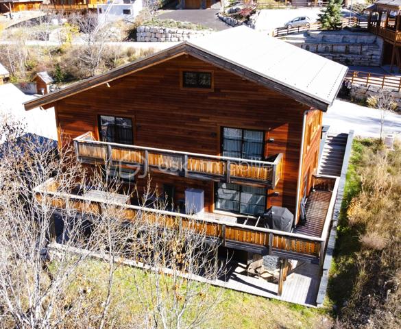 Luxe, authenticité et art de vivre au cœur du Parc National du Mercantour
Nichée dans le prestigieux Val d’Allos, entre les stations de sports d’hiver et d’été du Seignus et de la Foux d’Allos, cette propriété d’exception incarne le parfait équilibre entre tradition montagnarde et design contemporain.
Conçu par un architecte de renom, ce chalet allie authenticité alpine et élégance méditerranéenne, dans un environnement naturel préservé au cœur du Parc National du Mercantour.
________________________________________
Une architecture raffinée et des matériaux d’exception
L’extérieur en red cedar s’intègre harmonieusement dans le paysage, tandis que l’intérieur révèle un travail artisanal d’orfèvre où se mêlent bois massif, mélèze fumé, chêne, cuir, fer forgé et granit noir du Zimbabwe.
Chaque espace a été pensé avec soin pour offrir une expérience de vie unique, mêlant esthétique, confort et fonctionnalité.
________________________________________
Disposition & volumes
Sous-sol :
•	Garage de 38 m²
•	Ski-room avec sauna, parfait pour se détendre après le ski ou la randonnée
•	Terrasse de 44 m² avec vue dégagée sur les montagnes
Rez-de-chaussée :
•	Vaste espace de vie de 75 m², baigné de lumière naturelle
•	Salon chaleureux avec cheminée centrale en pierre et canapés sur mesure
•	Salle à manger et cuisine ouverte haut de gamme réalisée par des ébénistes, avec granit et bois sablé
•	Entrée élégante, bureau, et WC invités
•	Terrasse plein sud de 50 m², idéale pour les repas en extérieur
1er étage :
•	Trois suites avec chacune salle de bain et WC privatifs
•	L’une dispose d’une mezzanine pour couchages supplémentaires
•	Balcon de 17 m², avec vue panoramique sur les montagnes
Grenier aménagé :
•	Baby master suite comprenant une chambre, un coin nuit avec lits superposés et une salle de bain
________________________________________
Prestations haut de gamme & ambiance unique
•	Exposition plein sud / sud-ouest
•	Vue panoramique à 180° sur les montagnes du Haut Verdon
•	Matériaux nobles et finitions sur mesure
•	Mobilier et luminaires conçus spécifiquement pour le chalet
•	Ambiance chaleureuse et contemporaine mêlant bois, pierre et métal
•	Chauffage performant, isolation optimale, aucun travaux à prévoir
________________________________________
Cadre & environnement
À seulement quelques minutes du centre du village d’Allos, ce chalet bénéficie d’un emplacement privilégié :
•	Accès rapide aux pistes de ski et aux départs de VTT
•	Nombreuses activités toute l’année : randonnées, parapente, pêche, baignade au Lac d’Allos, plus grand lac naturel d’altitude d’Europe
•	À 2h30 de Nice et 3h d’Aix-en-Provence
________________________________________
Un bien d’exception à la montagne
Ce chalet unique, alliance parfaite de prestige, sérénité et nature, séduira les amoureux de la montagne en quête d’un refuge haut de gamme, conjuguant confort moderne et charme intemporel.
Une véritable œuvre architecturale, où chaque détail raconte une histoire d’élégance et d’authenticité.
À visiter sans attendre.